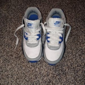 Nike Air Max boys sz 2 awesome condition